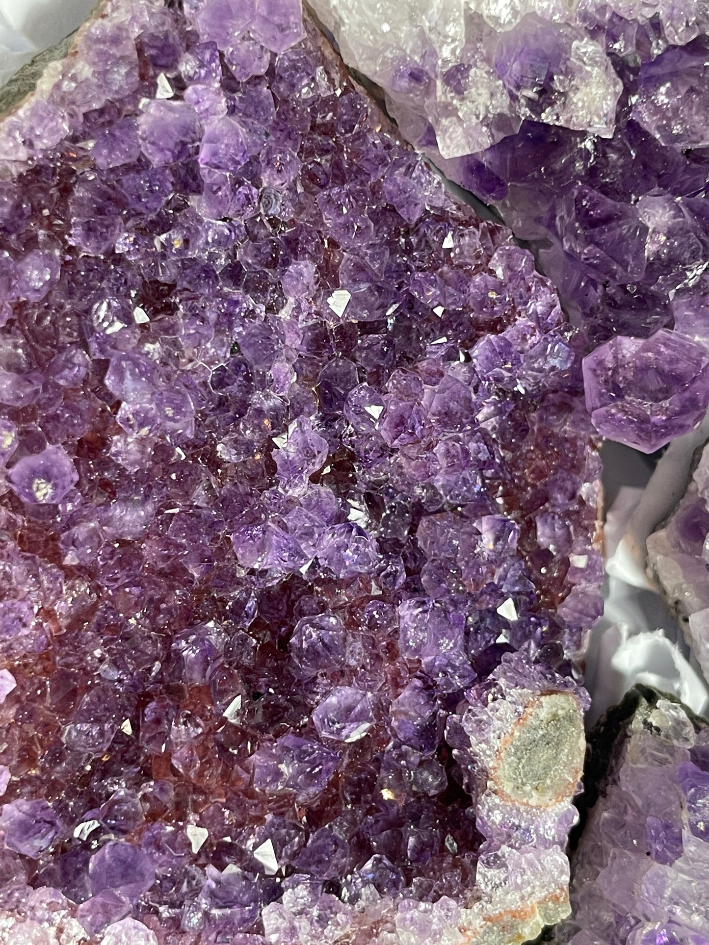 box d’Améthyste d’Uruguay, druzes de belle qualité, belle couleur, poids 1,8 kg environ