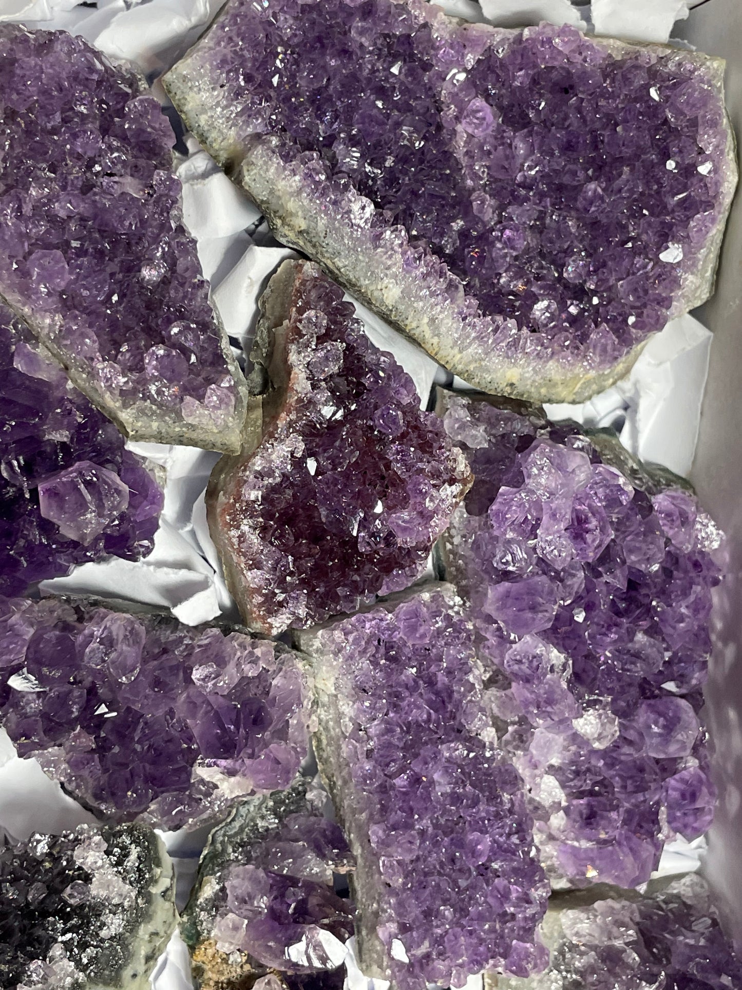 box d’Améthyste d’Uruguay, druzes de belle qualité, belle couleur, poids 1,8 kg environ
