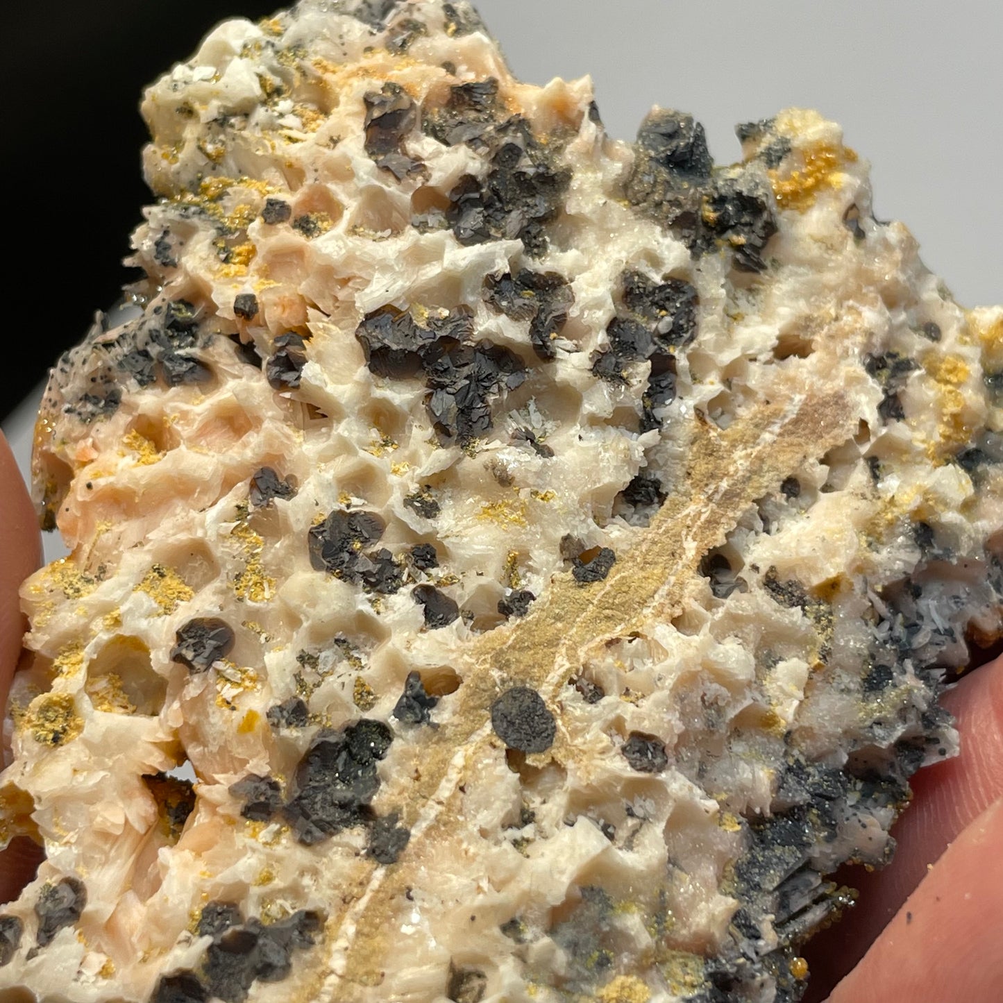 Vanadinite sur Barytine et Hématite, Mibladen, région de Midelt, Maroc