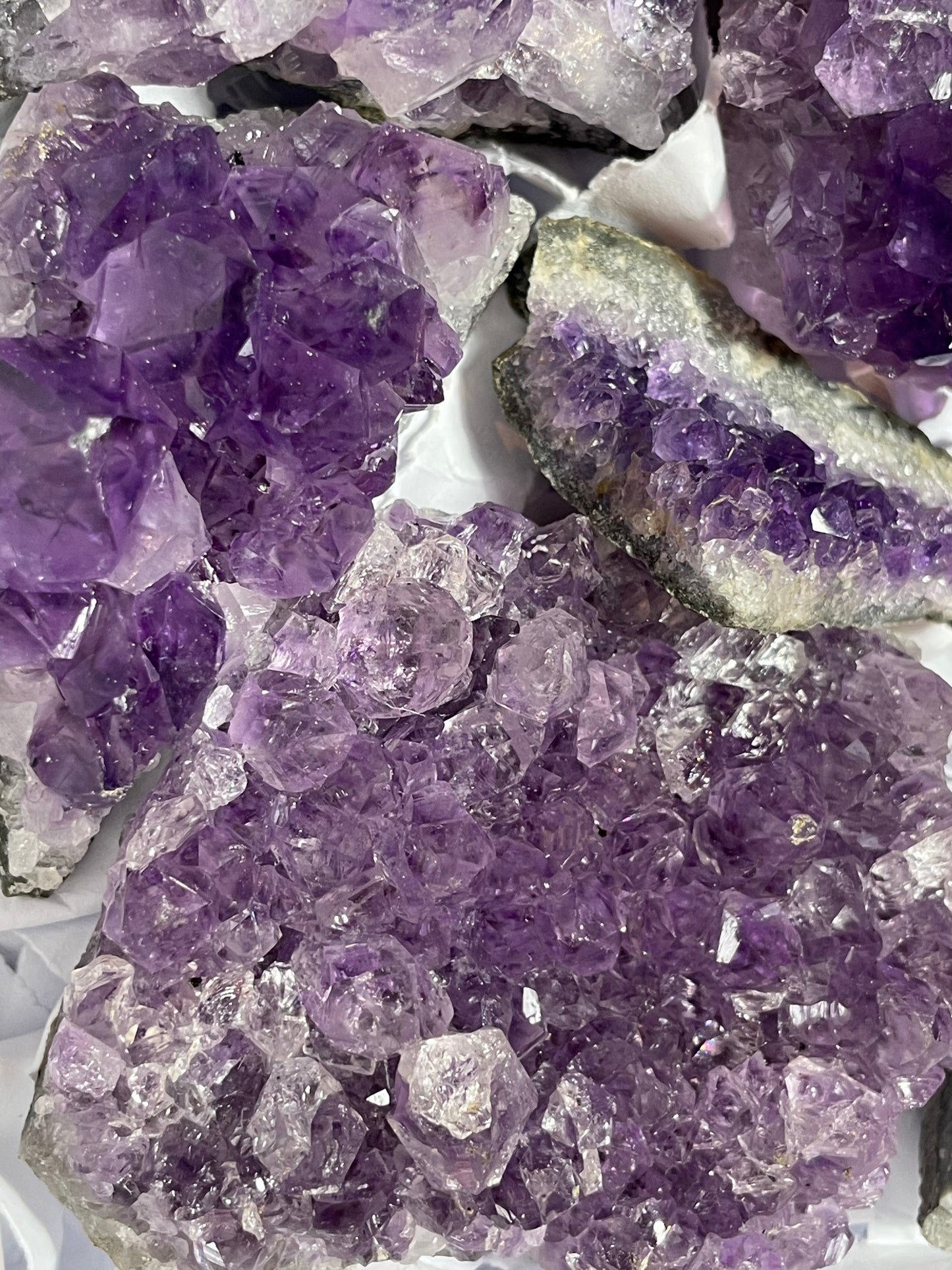 box d’Améthyste d’Uruguay, druzes de belle qualité, belle couleur, poids 1,8 kg environ