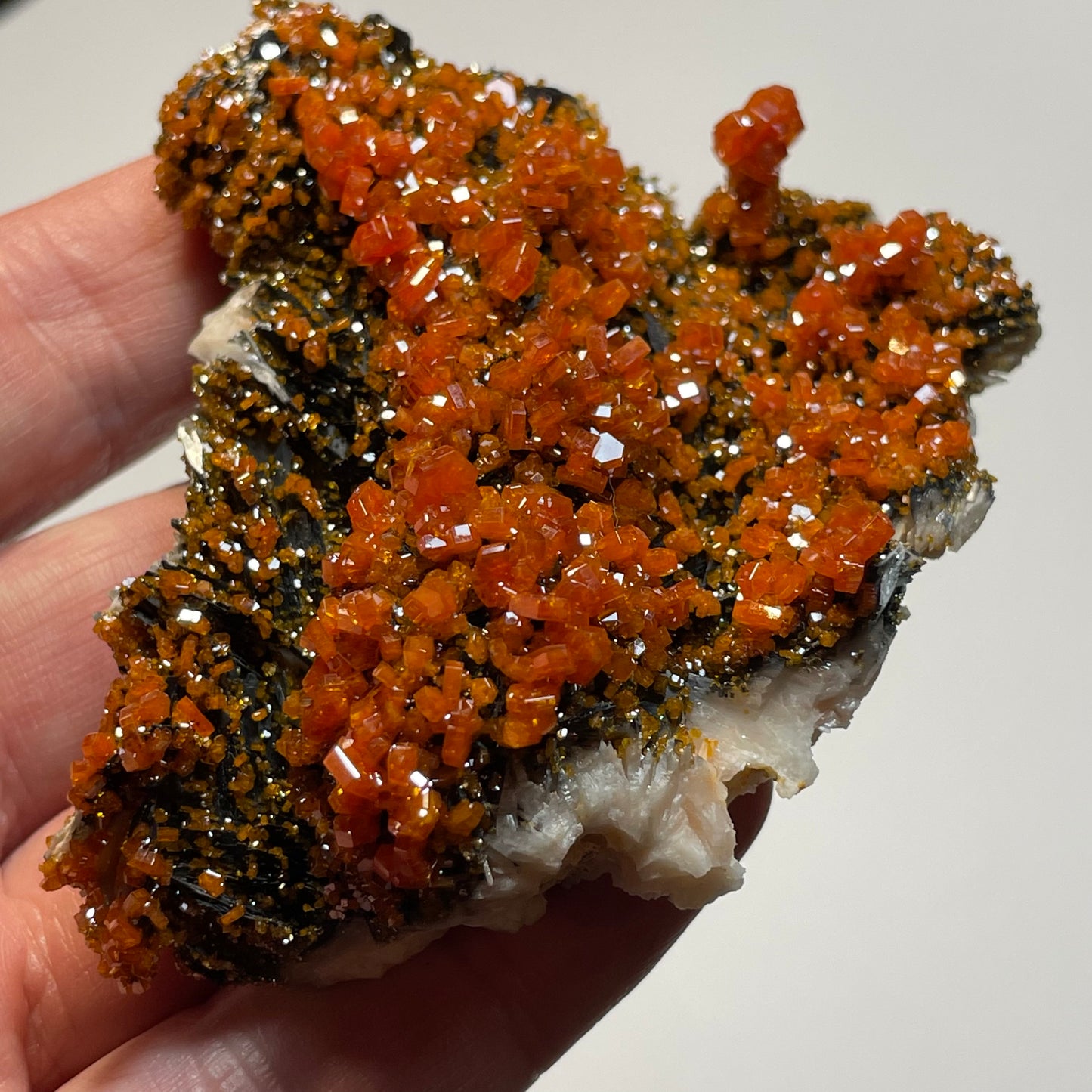 Vanadinite sur Barytine et Hématite, Mibladen, région de Midelt, Maroc