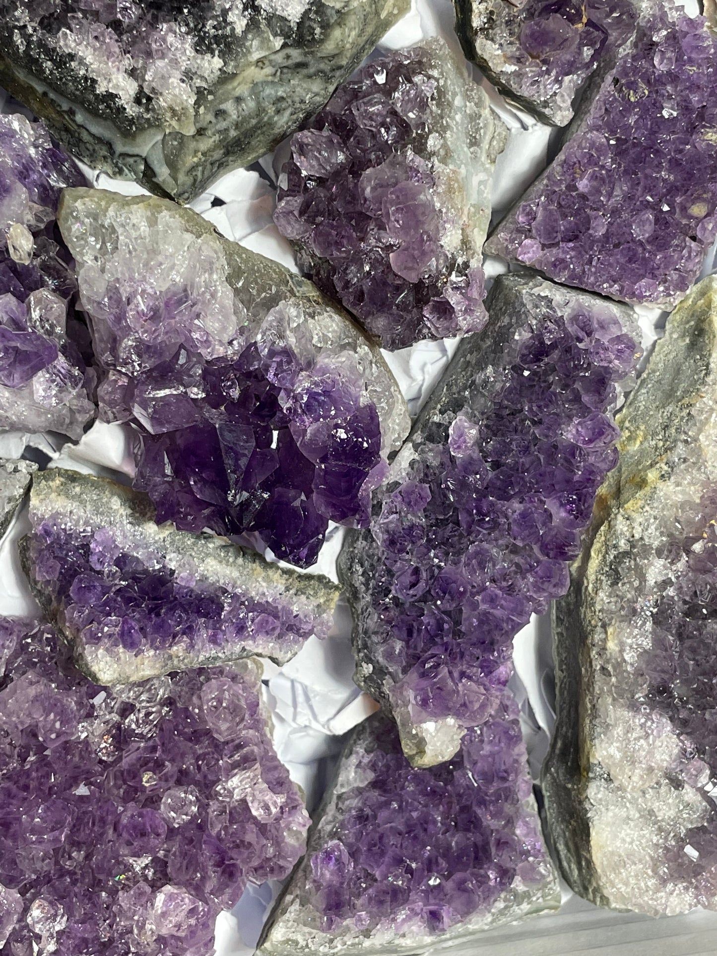 box d’Améthyste d’Uruguay, druzes de belle qualité, belle couleur, poids 1,8 kg environ