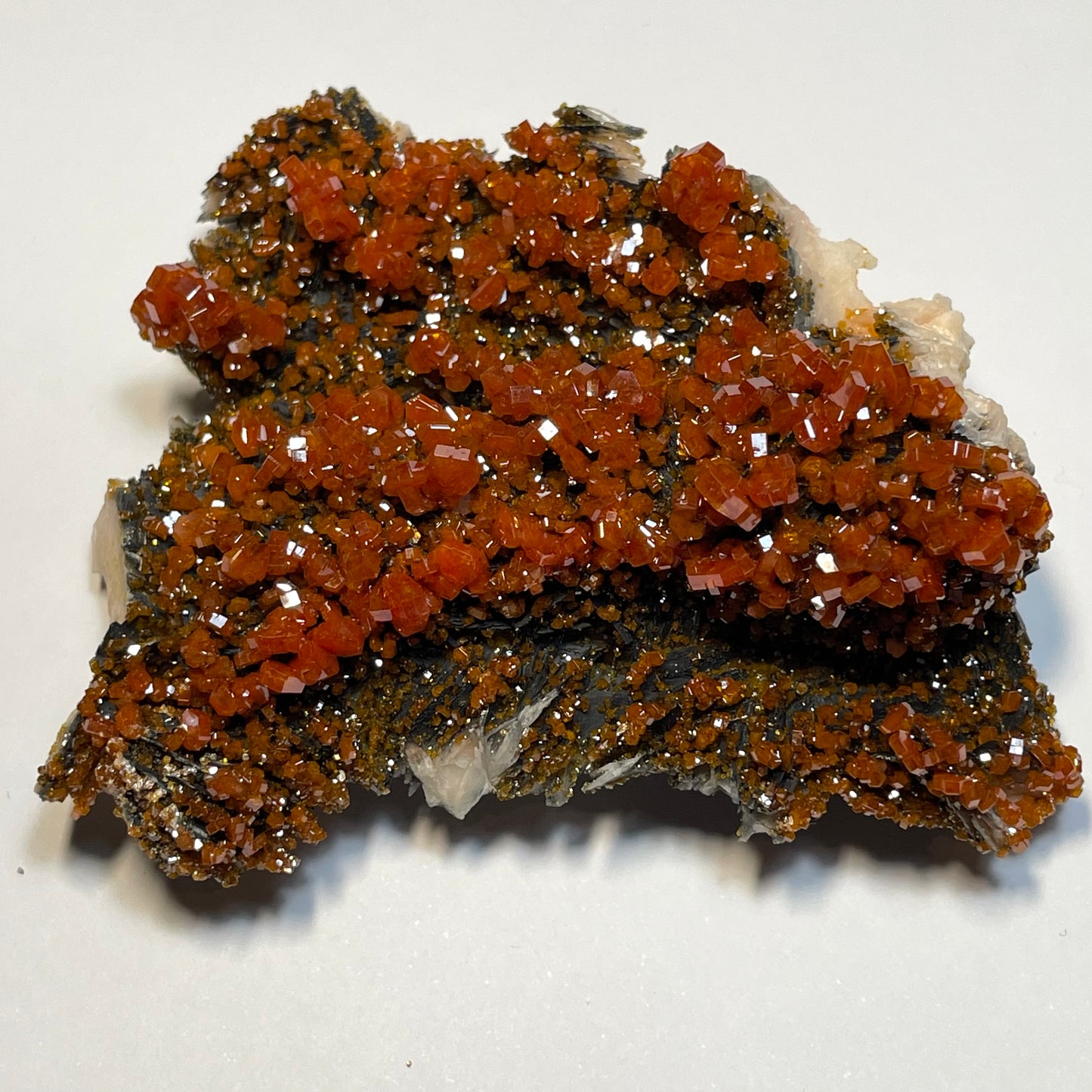 Vanadinite sur Barytine et Hématite, Mibladen, région de Midelt, Maroc