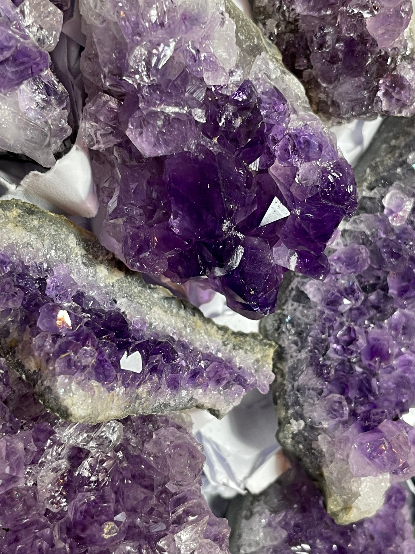 box d’Améthyste d’Uruguay, druzes de belle qualité, belle couleur, poids 1,8 kg environ