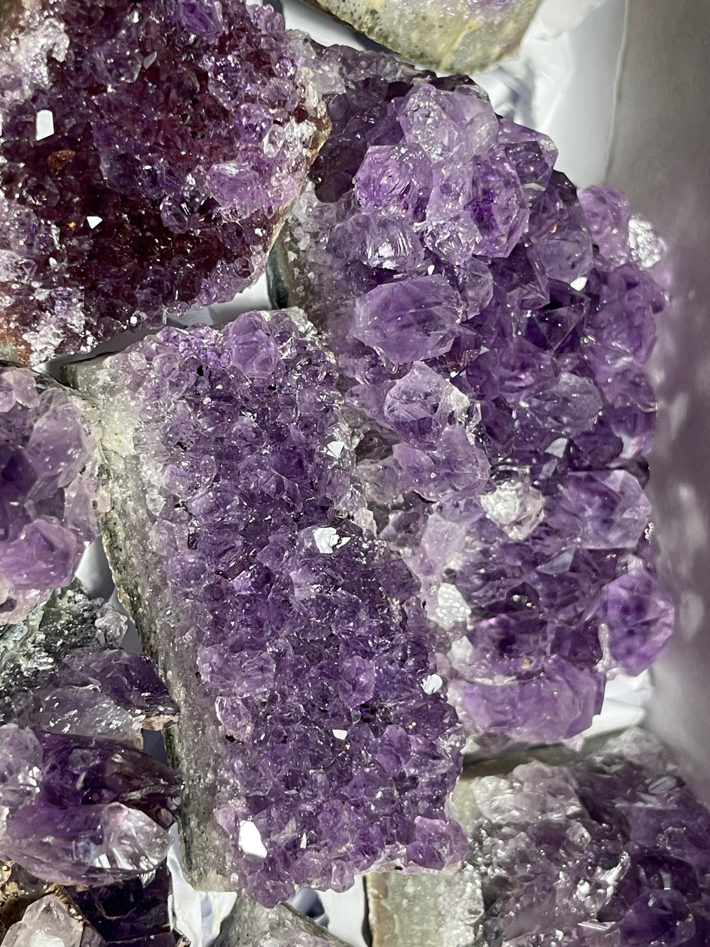 box d’Améthyste d’Uruguay, druzes de belle qualité, belle couleur, poids 1,8 kg environ