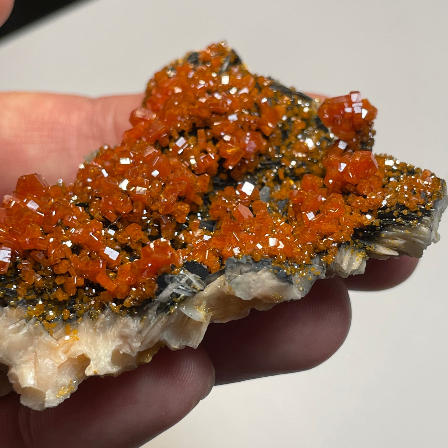 Vanadinite sur Barytine et Hématite, Mibladen, région de Midelt, Maroc