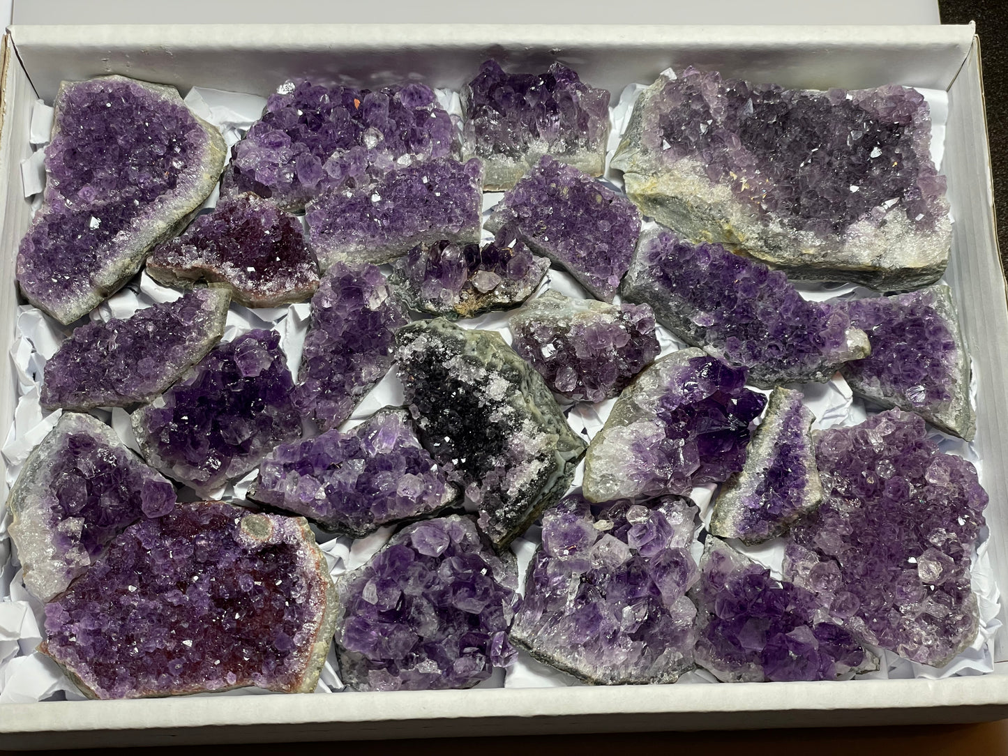 box d’Améthyste d’Uruguay, druzes de belle qualité, belle couleur, poids 1,8 kg environ