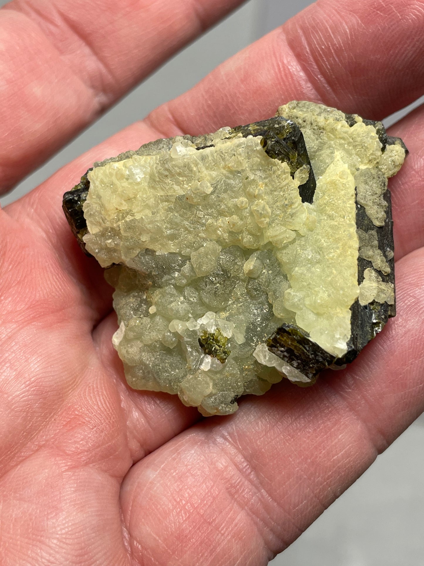 Epidote sur Préhnite, Bendougou, région de Kayes, Mali.