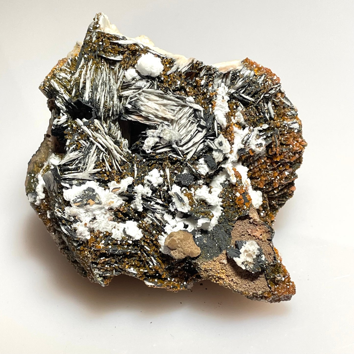 Vanadinite sur Barytine avec Calcite, mine de Mibladen, région de Midelt, Maroc