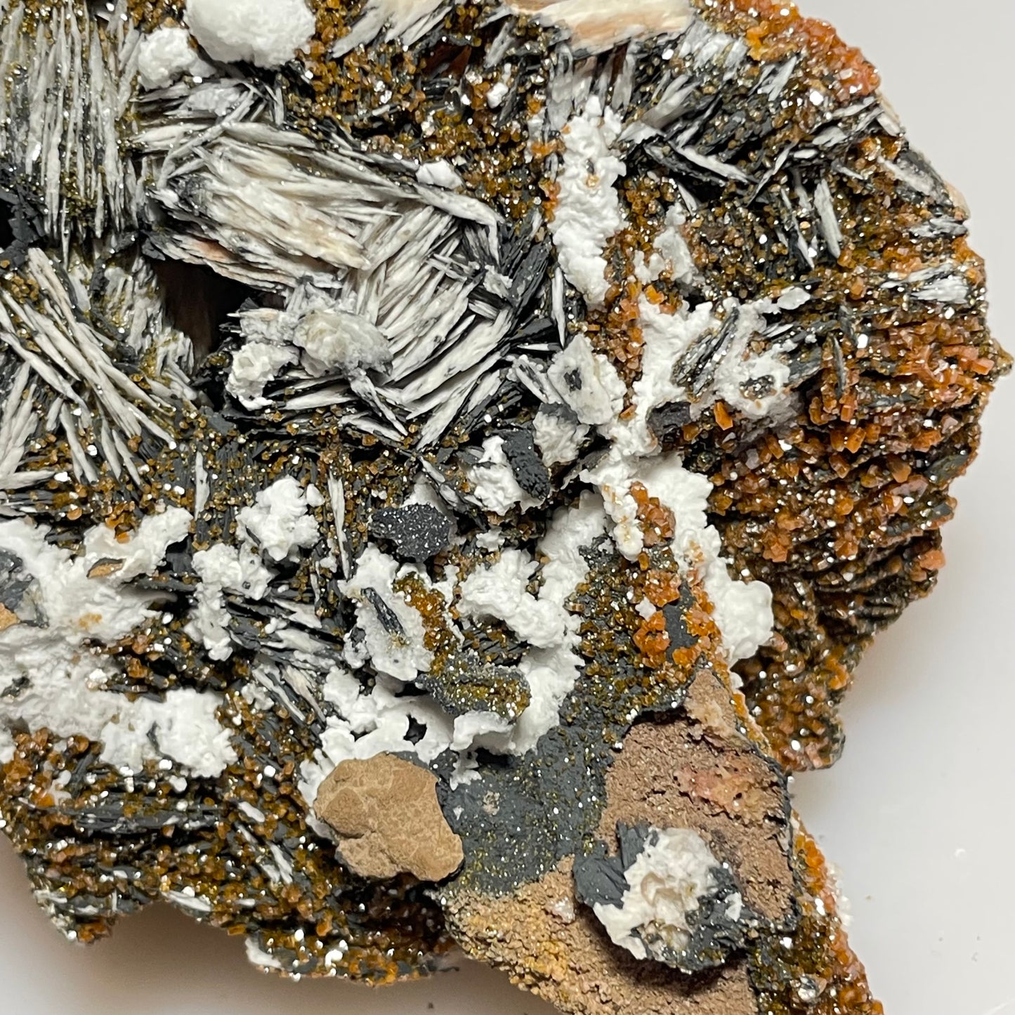 Vanadinite sur Barytine avec Calcite, mine de Mibladen, région de Midelt, Maroc