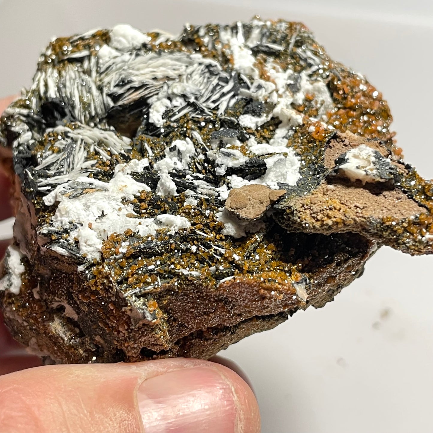 Vanadinite sur Barytine avec Calcite, mine de Mibladen, région de Midelt, Maroc