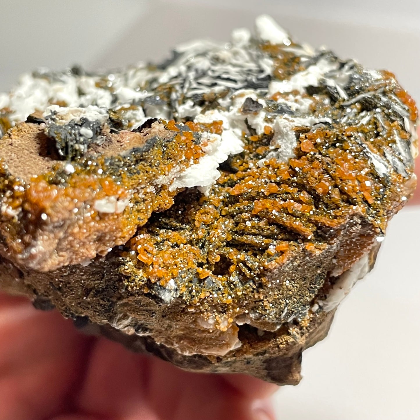 Vanadinite sur Barytine avec Calcite, mine de Mibladen, région de Midelt, Maroc