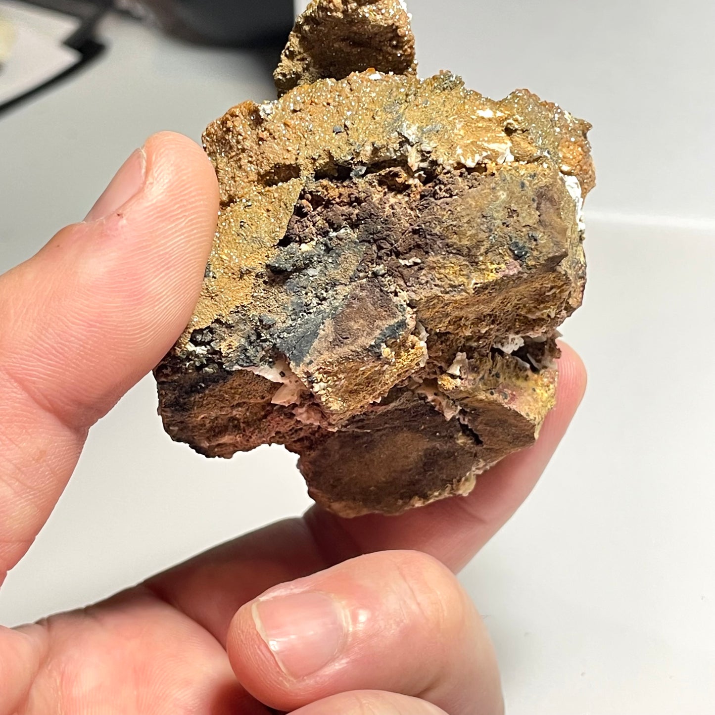 Vanadinite sur Barytine avec Calcite, mine de Mibladen, région de Midelt, Maroc
