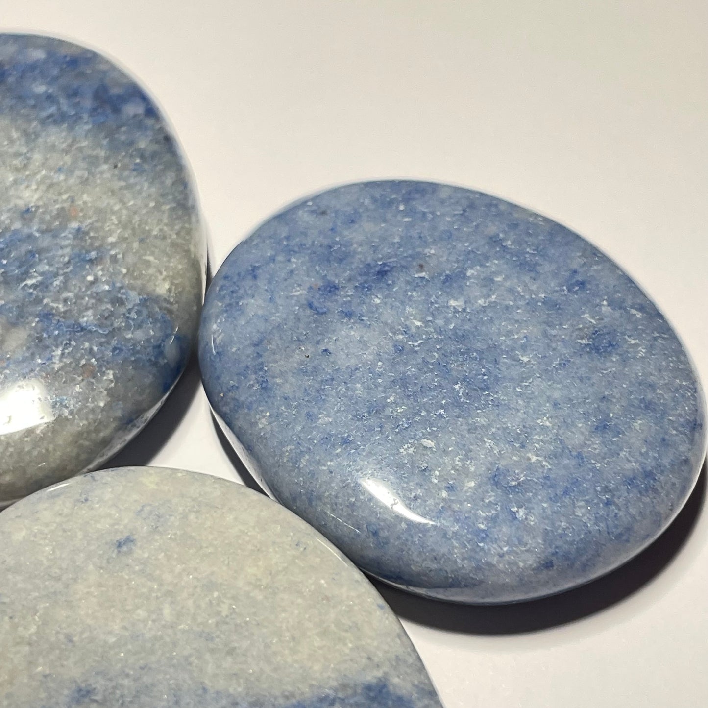 Quartz avec Dumortiérite, galet plat