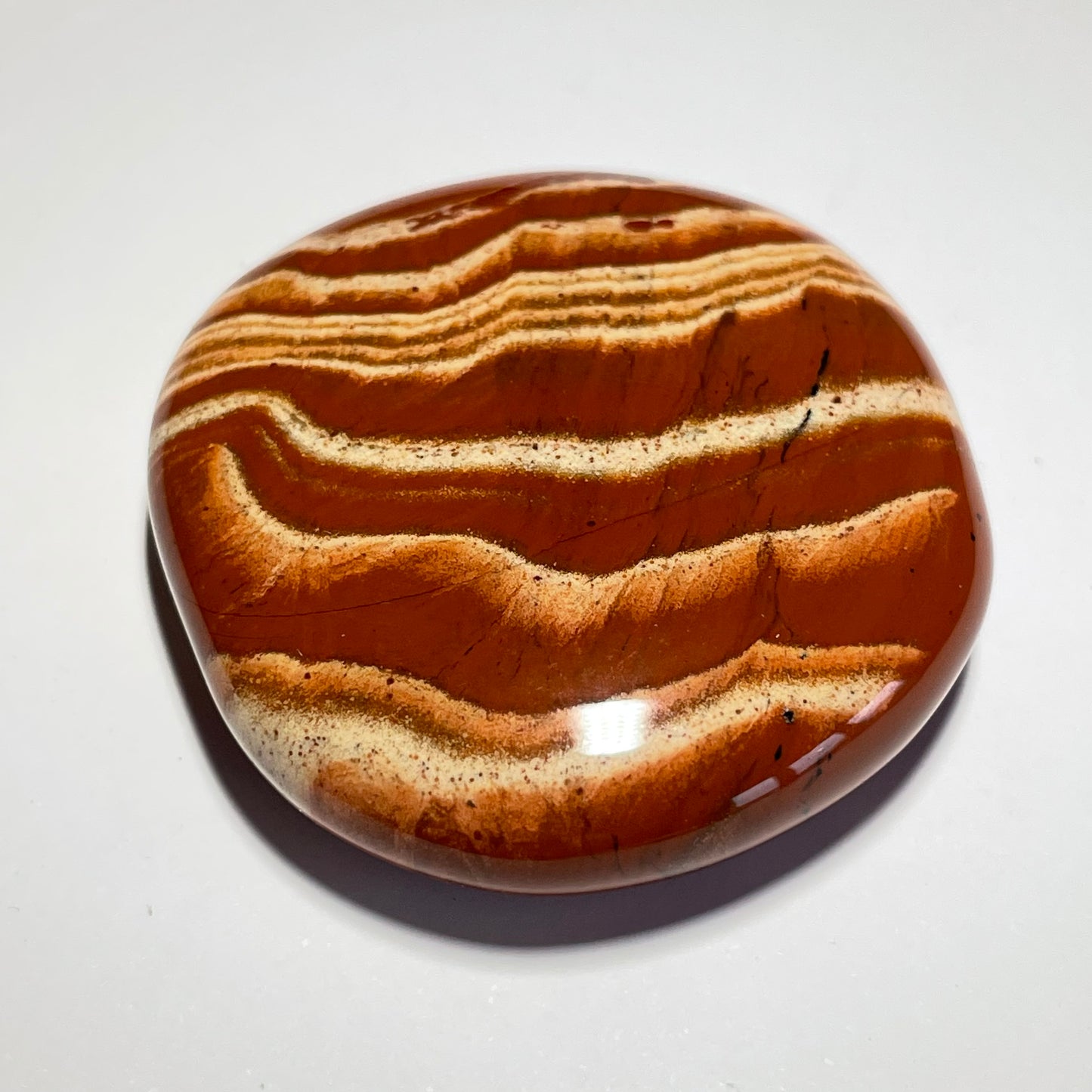 Jaspe rouge, galet plat