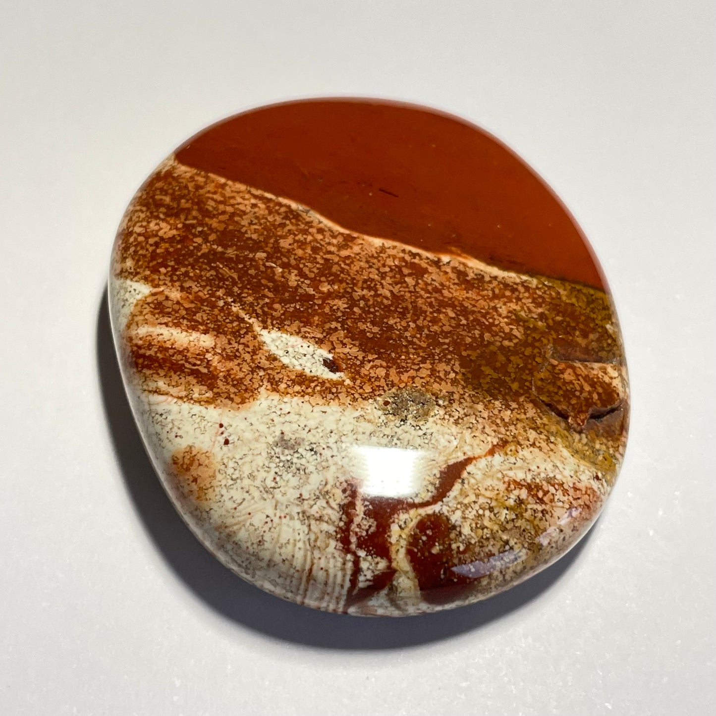 Jaspe rouge, galet plat