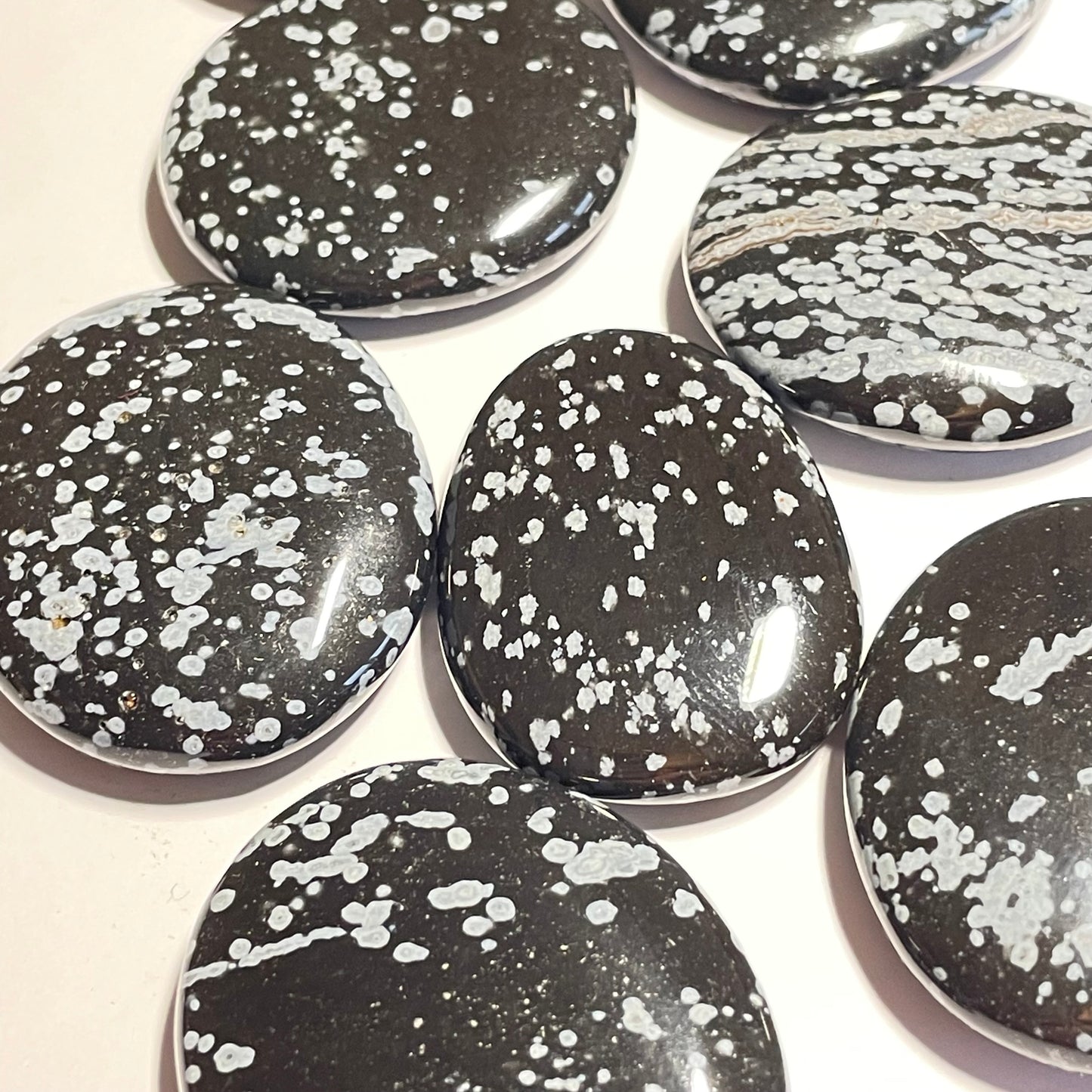 Obsidienne neige, galet plat