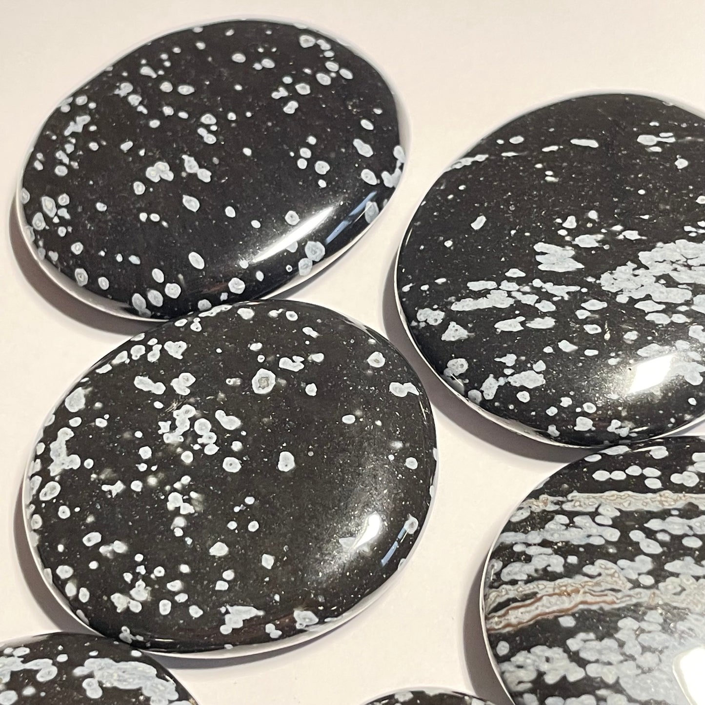 Obsidienne neige, galet plat