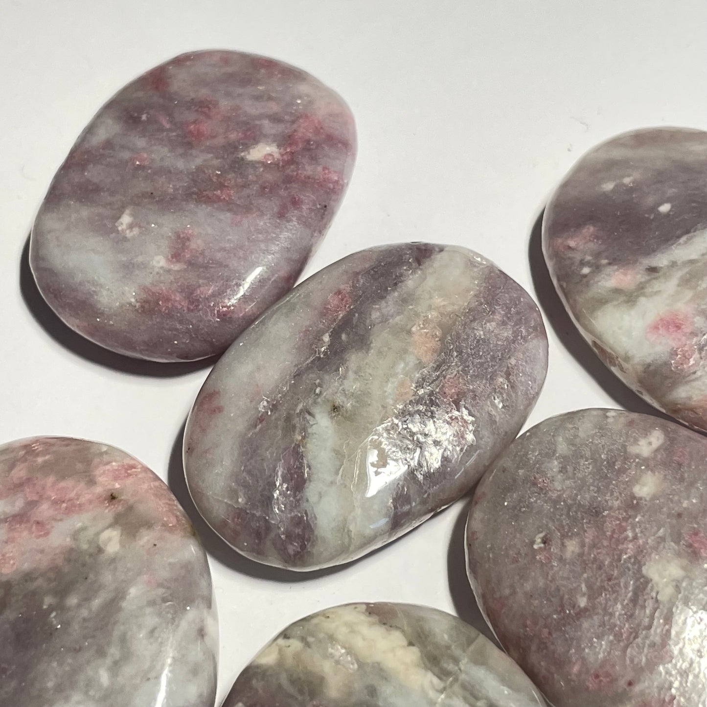 Rubellite sur Quartz du Brésil, galet plat