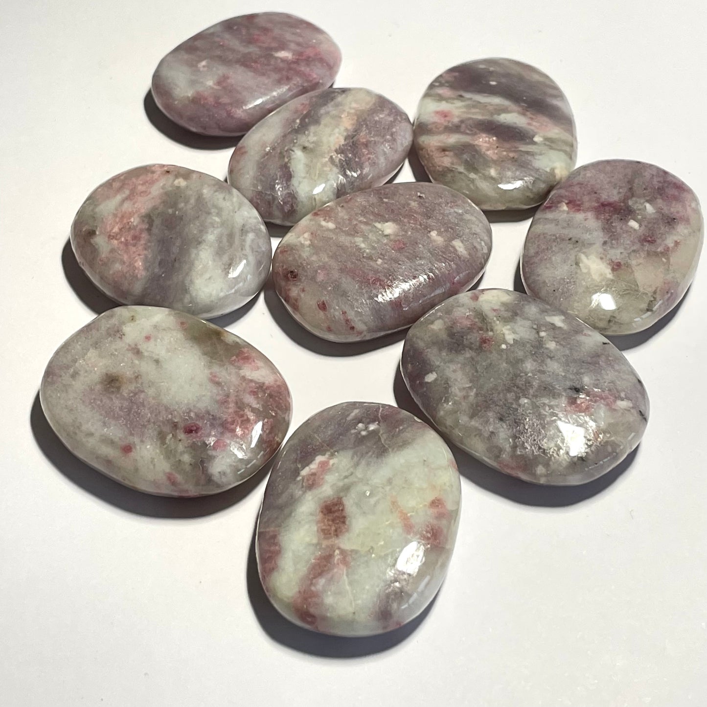 Rubellite sur Quartz du Brésil, galet plat