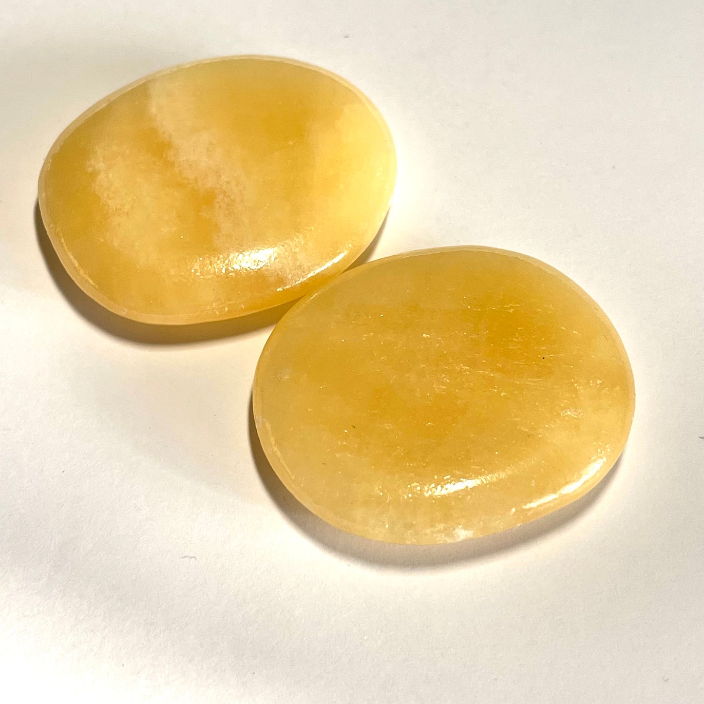 Calcite miel, galet plat