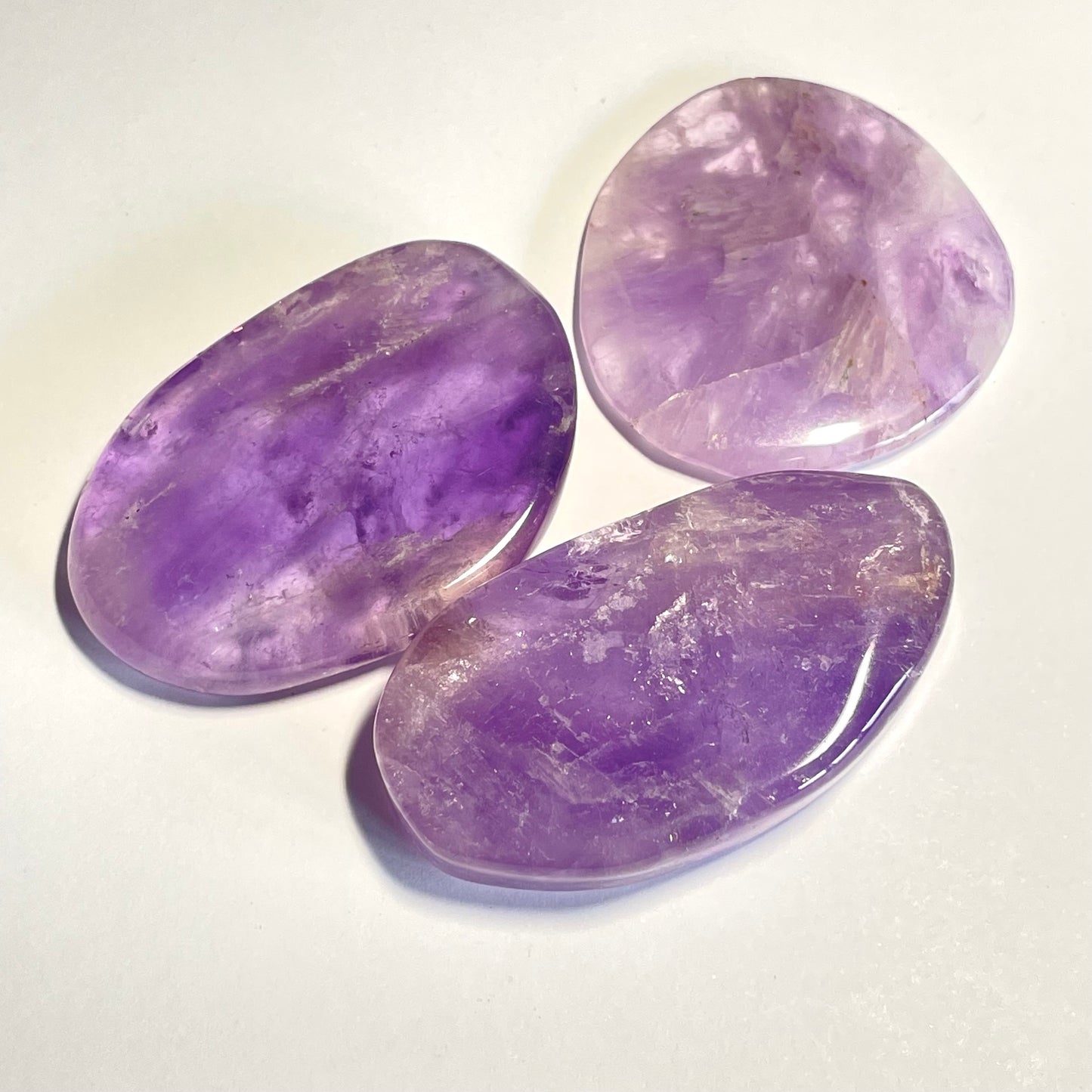 Améthyste transparente, galet plat
