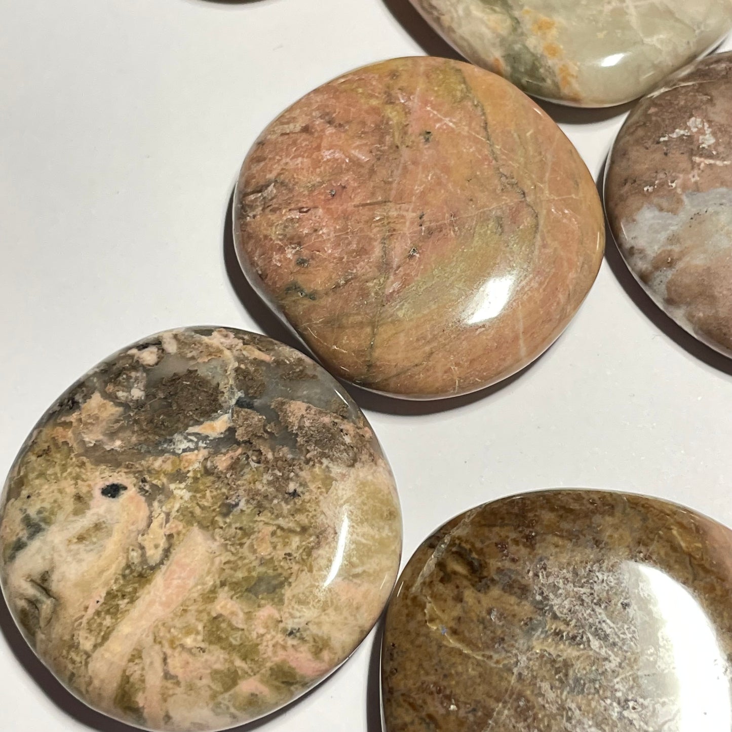 Rhodonite pastel, galet plat
