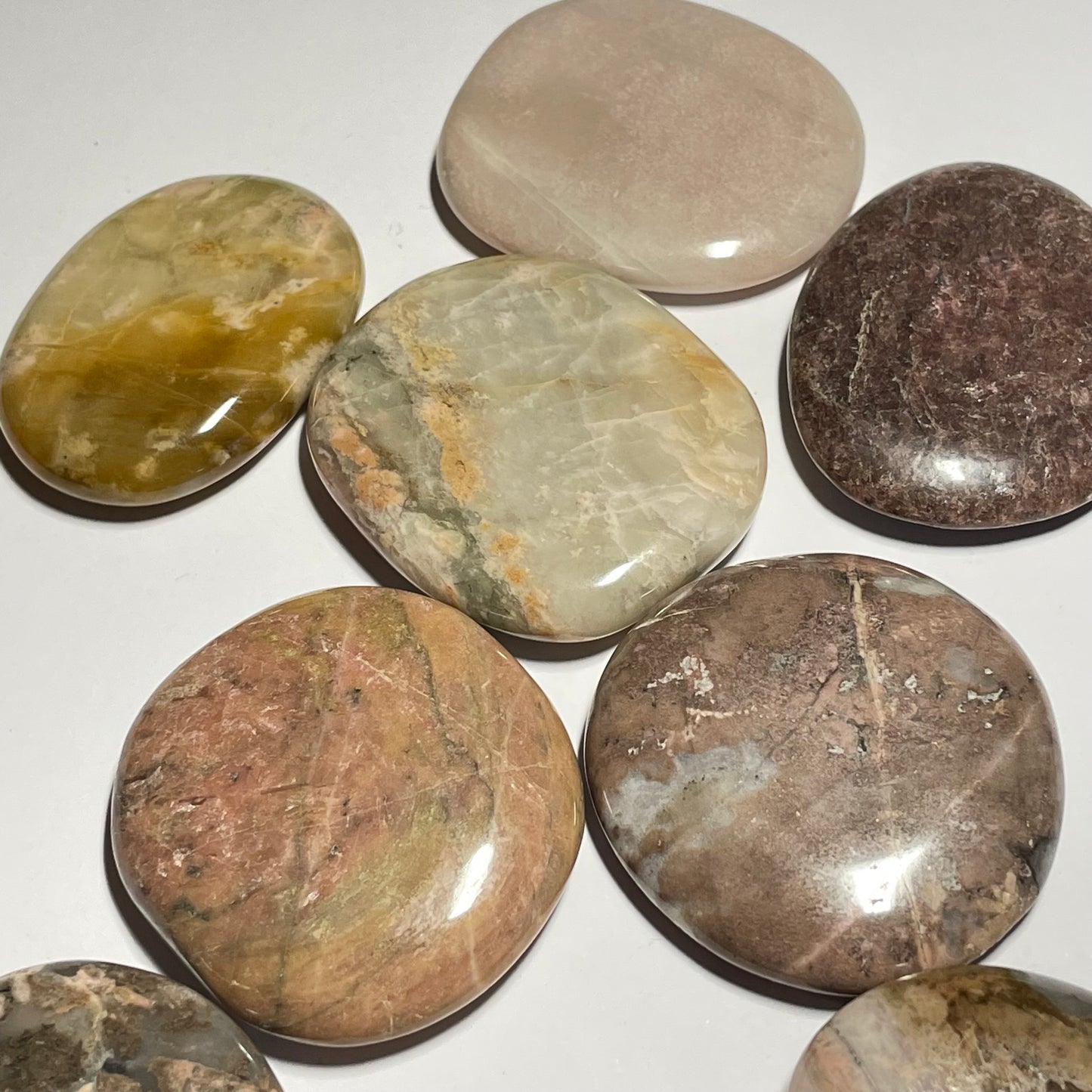 Rhodonite pastel, galet plat