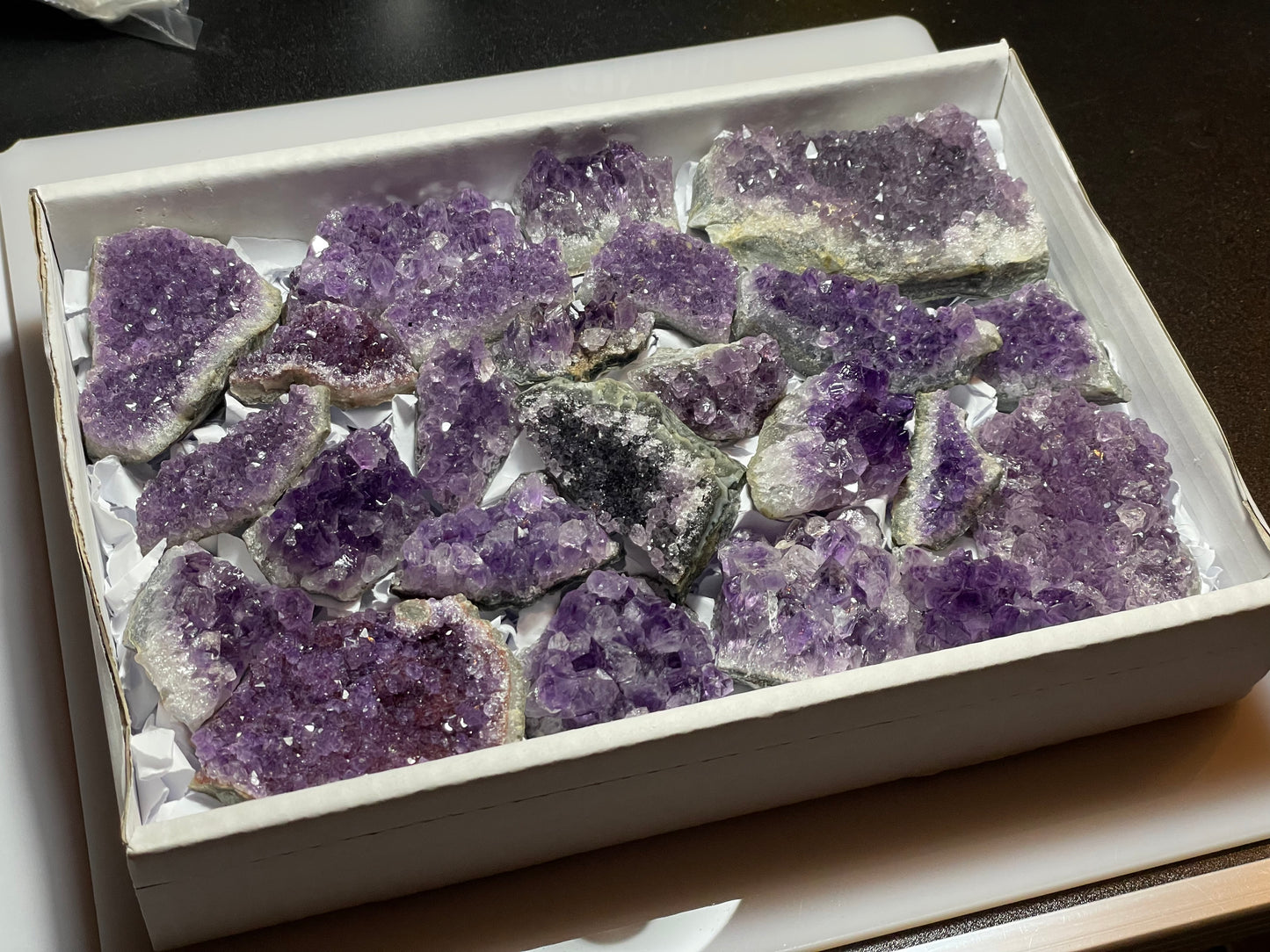 box d’Améthyste d’Uruguay, druzes de belle qualité, belle couleur, poids 1,8 kg environ