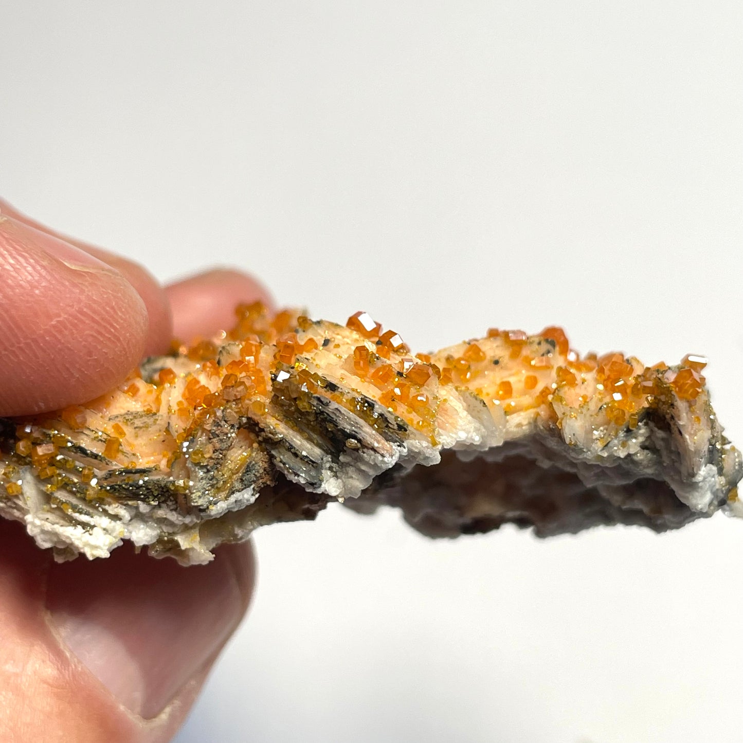 Vanadinite orange sur Barytine, Mibladen, région de Midelt, Maroc