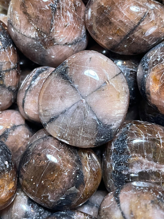 Chiastolite (Andalousite), pierre roulée