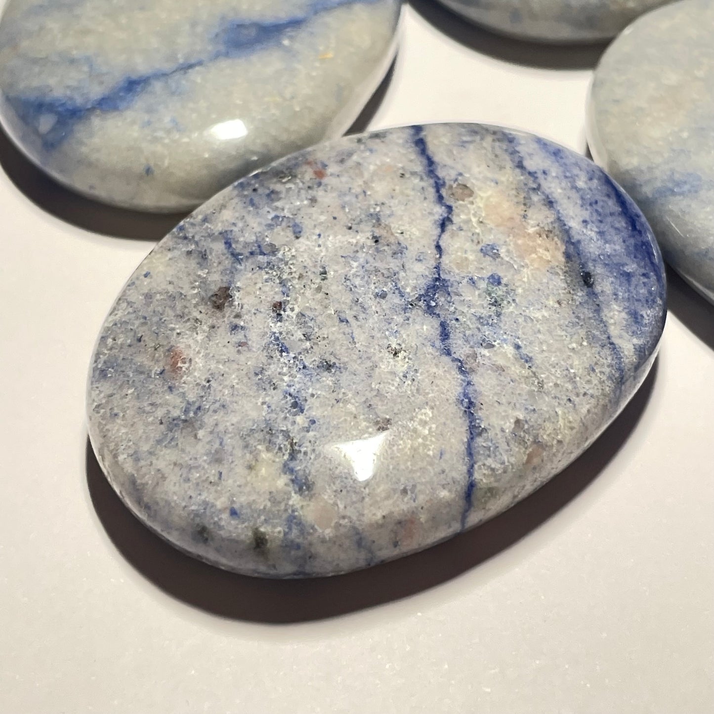 Quartz avec Dumortiérite, galet plat