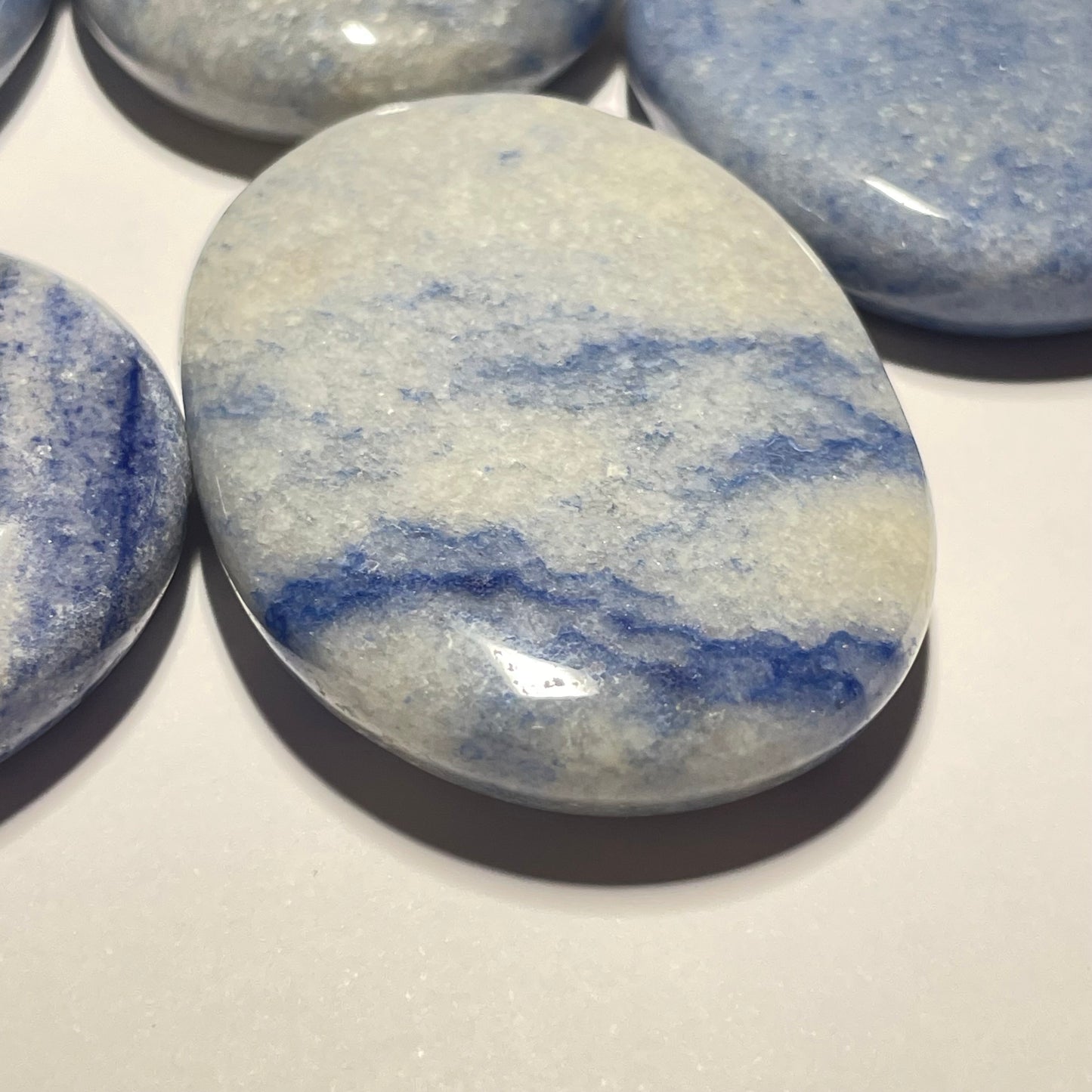 Quartz avec Dumortiérite, galet plat