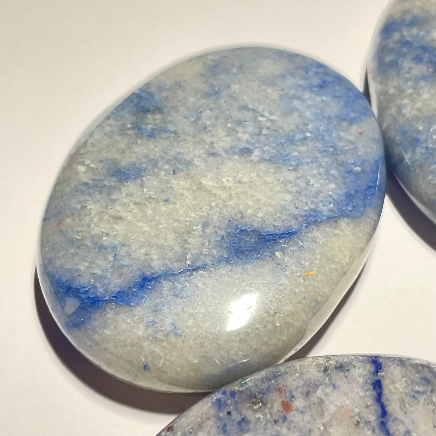 Quartz avec Dumortiérite, galet plat