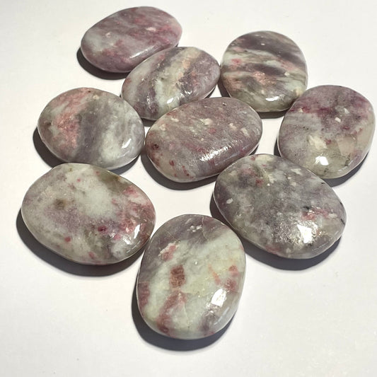 Rubellite sur Quartz du Brésil, galet plat