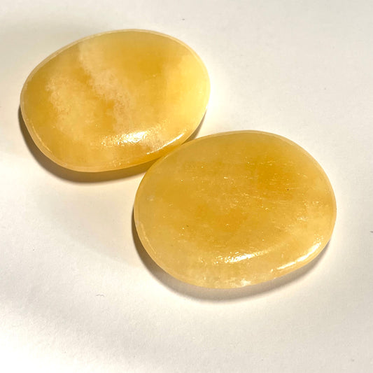 Calcite miel, galet plat
