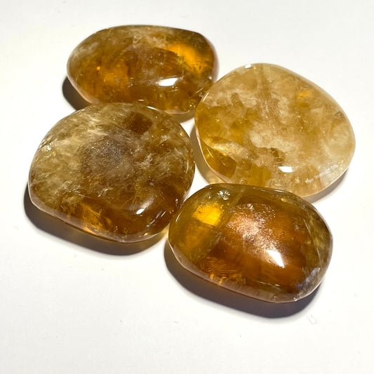 Aragonite jaune, galet plat