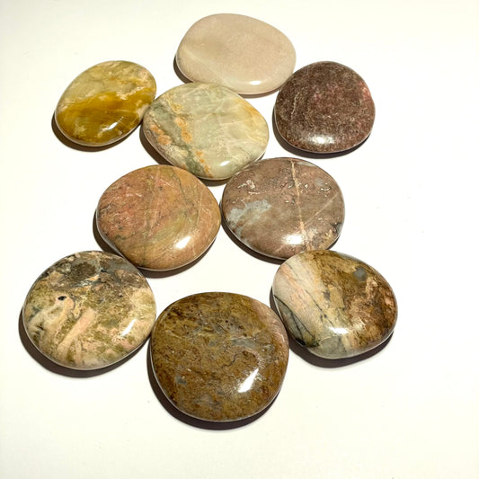 Rhodonite pastel, galet plat